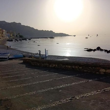 Apartament Bilocale Fronte Mare Giardini-Naxos Zewnętrze zdjęcie