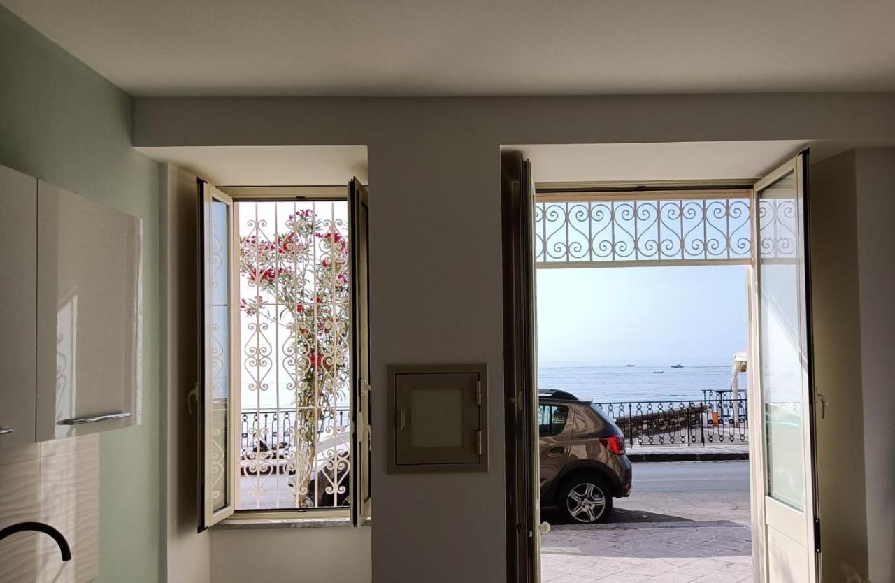 Apartament Bilocale Fronte Mare Giardini-Naxos Zewnętrze zdjęcie